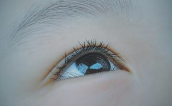 Lebdeči delci v očeh – vzroki, simptomi in zdravljenje