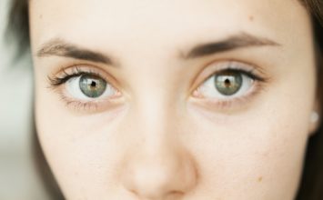 Solzne oči – vzroki, simptomi in zdravljenje