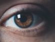 Vnetje oči zaradi prepiha – kakšni so simptomi in kako vnetje pozdraviti?
